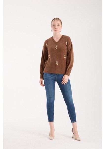 Kadın Taba Sakal Iplik Önü Aksesuarlı Balon Kollu V Yaka Triko Kazak