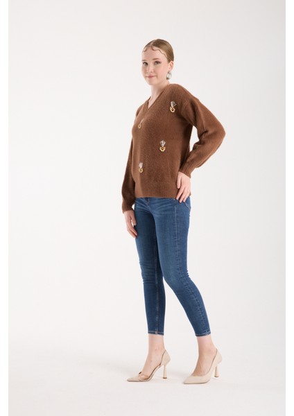 Kadın Taba Sakal Iplik Önü Aksesuarlı Balon Kollu V Yaka Triko Kazak