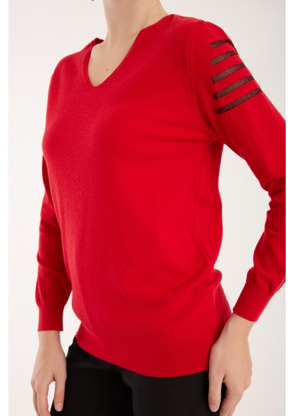 Kadın Kırmızı Simli Kumaş Detaylı V Yaka Triko Bluz indirimleri