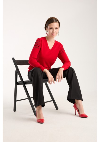 Kadın Kırmızı Simli Kumaş Detaylı V Yaka Triko Bluz