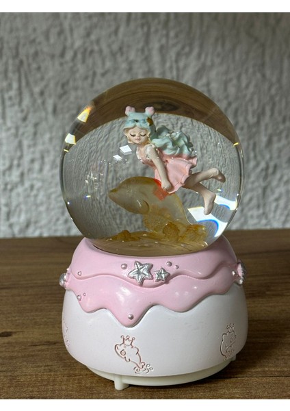 Sevimli Yunus ve Kız Temalı Işıklı Müzikli Pilli Orta Boy Kar Küresi Dekoratif Hediyelik Eşya Müzik Kutusu