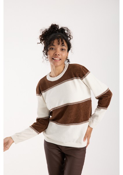 Kadın Beyaz-Kahve Iki Renkli Çapraz Kontrast Dikiş Detaylı Şönil Kadife Triko Bluz fırsatları