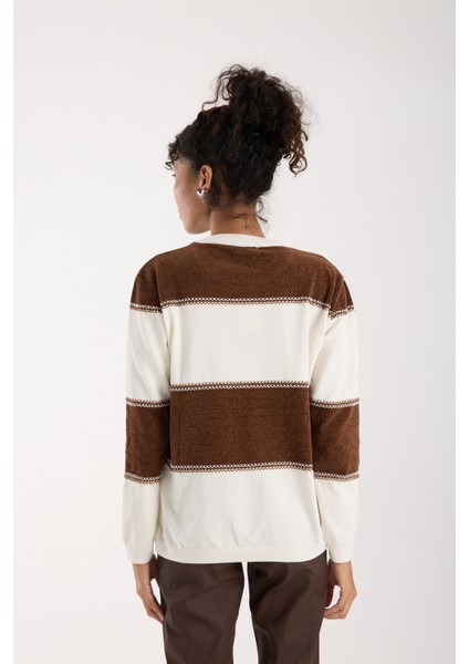 Kadın Beyaz-Kahve Iki Renkli Çapraz Kontrast Dikiş Detaylı Şönil Kadife Triko Bluz indirimleri