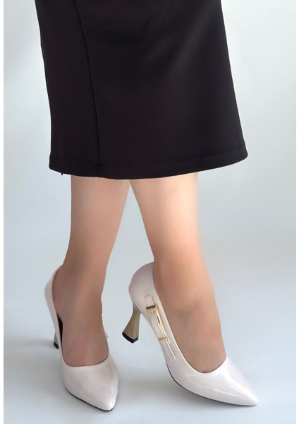 Sivri Burun Toka Detaylı Topuklu Ayakkabı Bej Topuk Boyu 9 cm