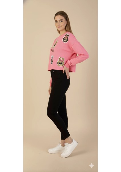 Kadın Labubu Karakter Yama Detaylı Crop Sweat Bisiklet Yaka Uzun Kollu Kısa Sweat fiyatları