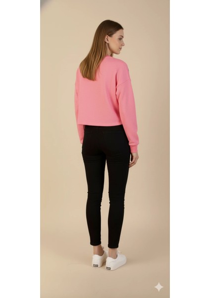 Kadın Labubu Karakter Yama Detaylı Crop Sweat Bisiklet Yaka Uzun Kollu Kısa Sweat indirimleri