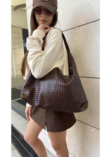 Verona Örgü Dokulu Salaş Görünümlü ve Geniş Hacimli Kadın Omuz Çantası(: Boy 28*en 48*TABAN12 Cm)