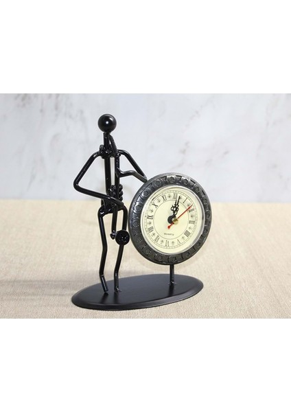 Metal Saatli Saksafon Çalan Müzisyen