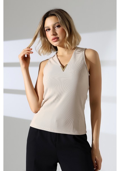 Gold Aksesuarlı Kolsuz Bluz