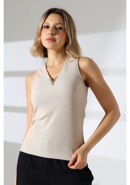 Gold Aksesuarlı Kolsuz Bluz