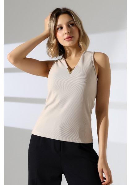 Gold Aksesuarlı Kolsuz Bluz