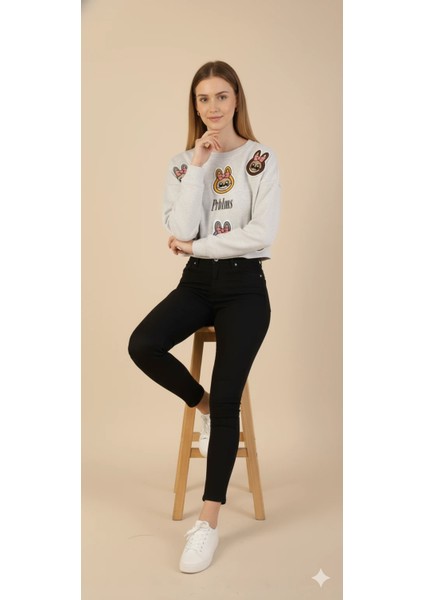 Kadın Labubu Karakter Yama Detaylı Crop Sweat Bisiklet Yaka Uzun Kollu Kısa Sweat