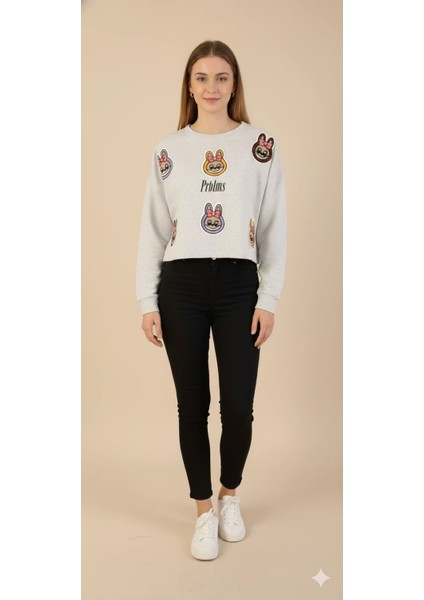 Kadın Labubu Karakter Yama Detaylı Crop Sweat Bisiklet Yaka Uzun Kollu Kısa Sweat fiyatları