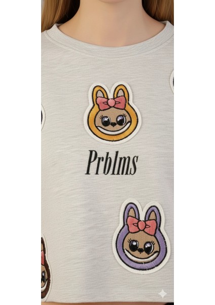 Kadın Labubu Karakter Yama Detaylı Crop Sweat Bisiklet Yaka Uzun Kollu Kısa Sweat fırsatları