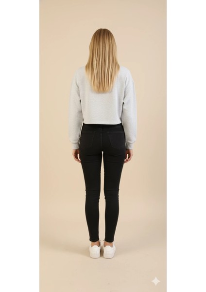 Kadın Labubu Karakter Yama Detaylı Crop Sweat Bisiklet Yaka Uzun Kollu Kısa Sweat indirimleri