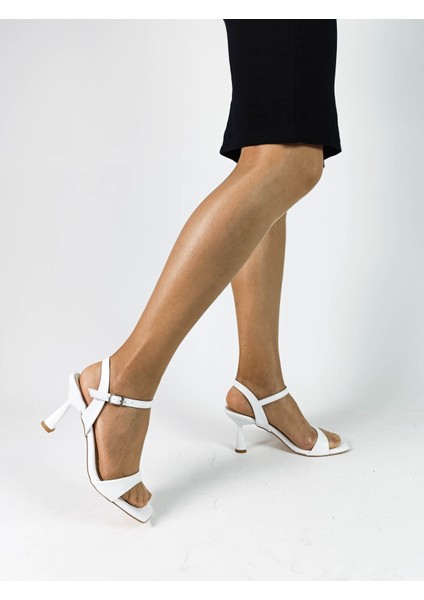 Beyaz Renk Ince Topuk Tek Bant Bilekten Kemerli Kadın Abiye Ayakkabı