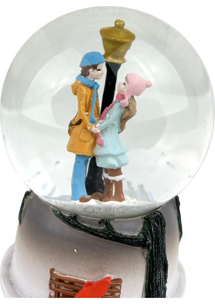 Sokak Lambası Altındaki Sevgililer Işıklı ve Müzikli Kar Küresi fırsatları