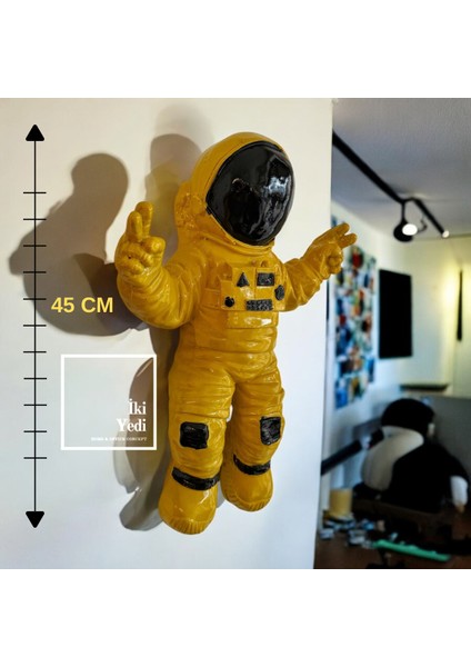 Tobby 45 cm Sarı Astronot Duvar Dekoru – Dekoratif Obje, Konsept Ev ve Ofis Hediyelik Ürün