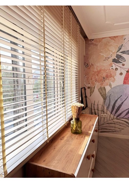 Beyaz Gerçek Ahşap Jaluzi 50MM Zincirli Redüktörlü Ithal Kurdelalı AJS1001