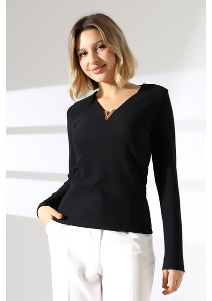 Gold Aksesuarlı Uzun Kollu Şık Bluz