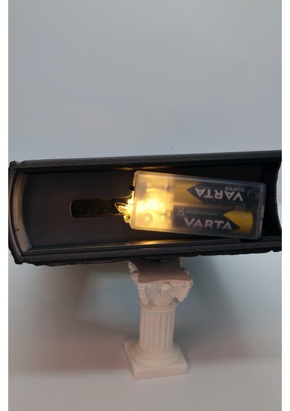 📖 Arcane Tome | Kabartmalı Kadim Kitap – Orta Çağ Tarzı Gotik Peri Ledli Kütüphane Dekoru