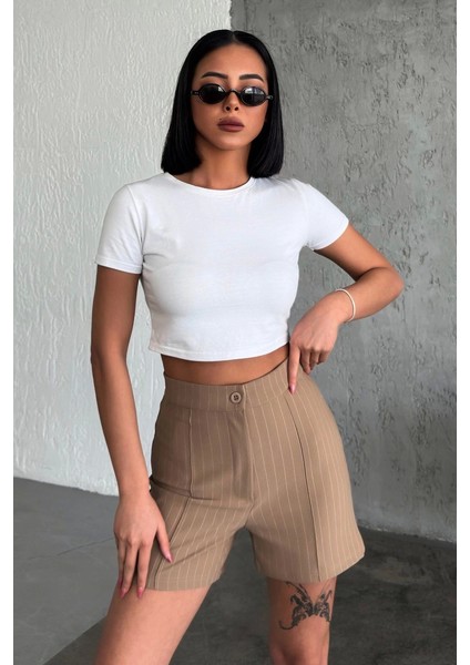 Zarif ve Şıklığı Bir Arada Sunan Yüksek Bel Krep Esnek Çimalı Çizgili Şort Bej ( Lisinya ) modelleri