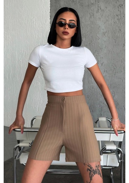 Zarif ve Şıklığı Bir Arada Sunan Yüksek Bel Krep Esnek Çimalı Çizgili Şort Bej ( Lisinya ) fırsatları