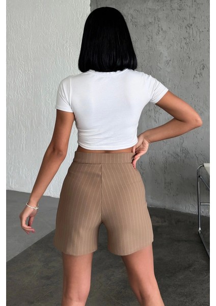 Zarif ve Şıklığı Bir Arada Sunan Yüksek Bel Krep Esnek Çimalı Çizgili Şort Bej ( Lisinya ) indirimleri