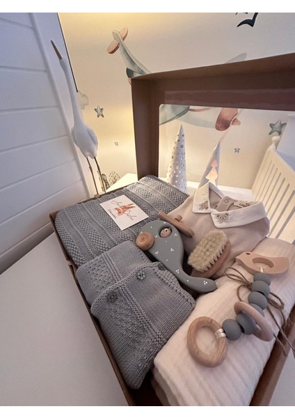 Hoşgeldin Erkek Bebek Yenidoğan Hediye Kutusu Triko Battaniye Tulum Hırka Oyuncak Kıyafet Takımı Seti