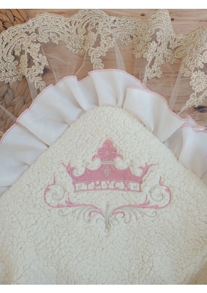 Yenidoğan Wool Yün Kumaş Taç Nakışlı Güpür Duvaklı Fiyonk Prizma Taş Unisex Kundak Bebek Battaniyesi Pembe