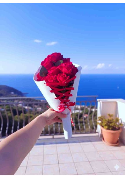❤️ Kırmızı Gül Buketi – Romantik ve Zarif Hediye Seçeneği