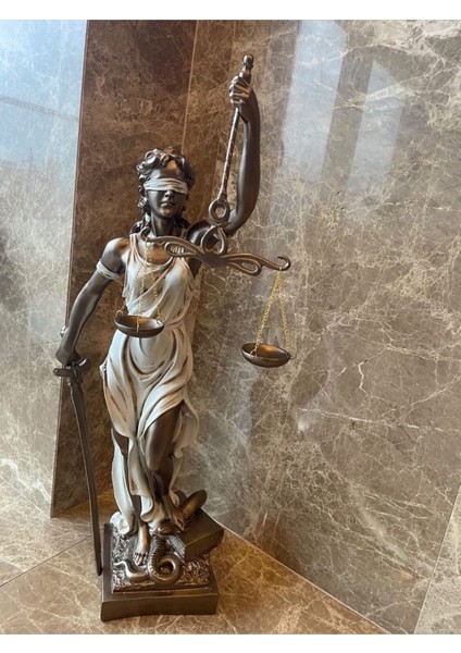 Themis Adalet Heykeli