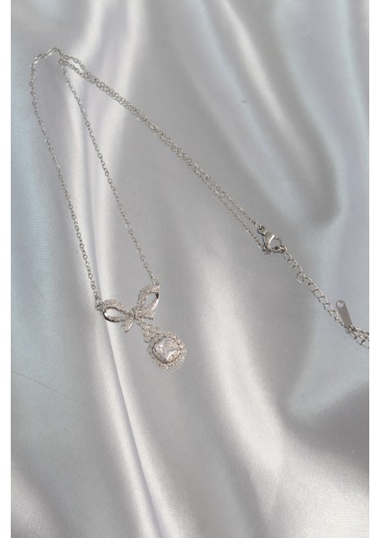 316L Çelik Gümüş Renk Fiyonk Detay Zirkon Taşlı Tektaş Kolye - Lisinya modelleri