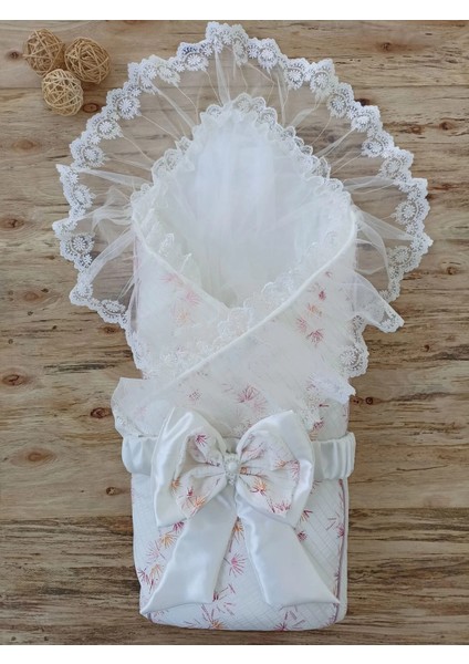 Yenidoğan Hanımeli Desenli Taç Nakışlı Delüks Kundak Bebek Battaniyesi Ekru