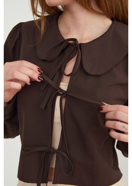 Bebe Yaka Önden Bağlamalı Crop Bluz fırsatları