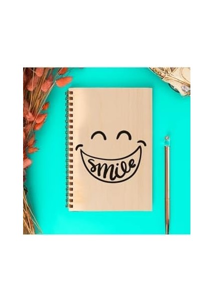 Her Zaman Gülümse Tasarımlı 8 cm x 12 cm Ölçülerinde Çizgisiz 48 Yaprak Ahşap Kapaklı Defter fiyatları