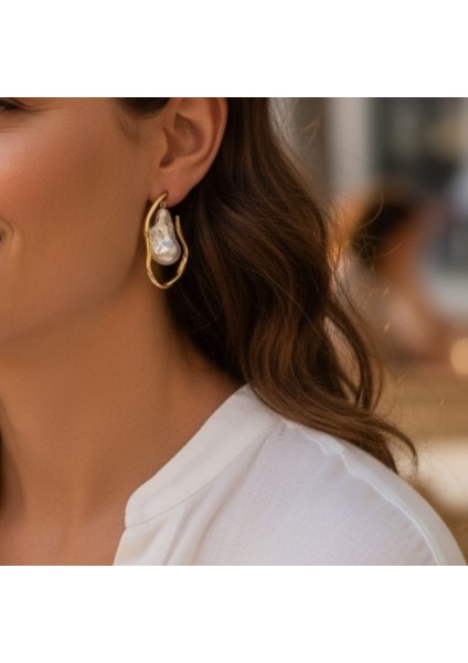 Sevil Gülgün Atelier Trend Barok İnci Detaylı Gold Halka Küpe Asimetrik İnci Sallantılı Modern Şık Küpe fiyatları