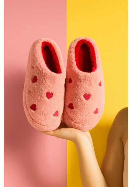 Kadın Ev Terliği Kaymaz Tabanlı Peluş Yapı ile Günlük Rahatlık Sunar