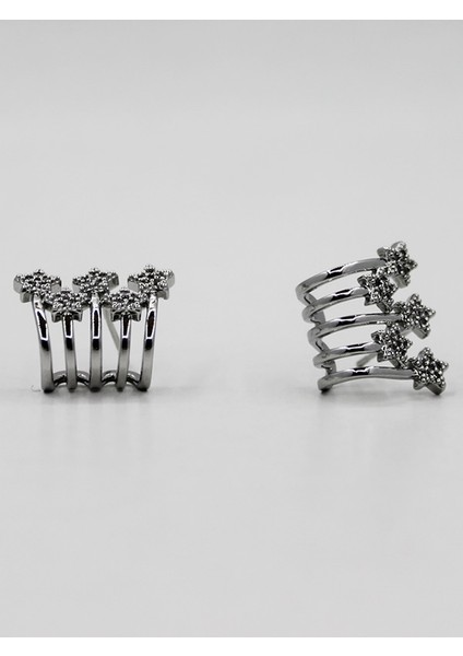 Yıldızlı Gece Esintisi: Beş Sıralı Gümüş Tonu Zirkon Yıldız Küpe