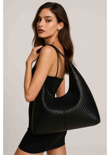 Parlak Siyah Suni Deri Örgü Desenli Omuz Çantası – Şık ve Zarif Tasarım