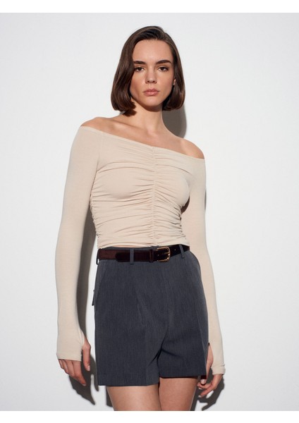 32089 Omuzları Açık Büzgülü Top-Bej