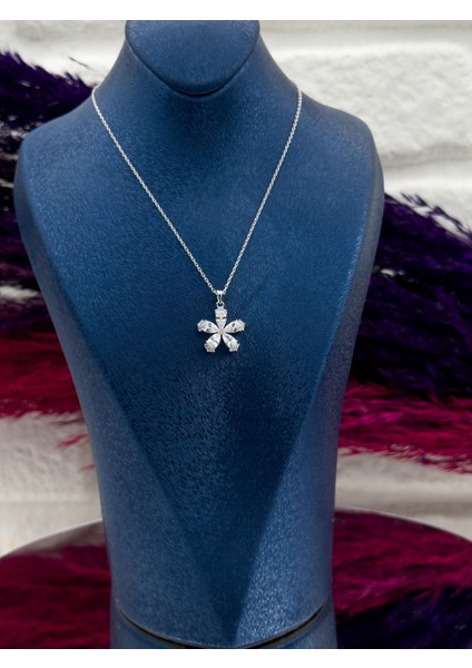 925 Ayar Gümüş Zirkon Taşlı Lotus Modeli Zarif Kadın Kolye