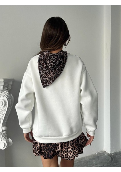 Fularlı Beyaz Leopar Desenli Sweatshirt