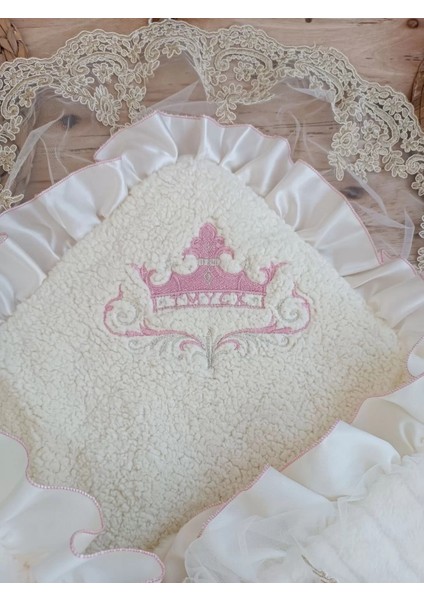 Yenidoğan Wool Yün Kumaş Taç Nakışlı Güpür Duvaklı Fiyonk Prizma Taş Unisex Kundak Bebek Battaniyesi Pembe