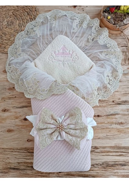 Yenidoğan Kuzulu Taç Nakış Güpürlü Fiyonklu Duvaklı Prizma Taş Unisex Kundak Bebek Battaniyesi Pembe