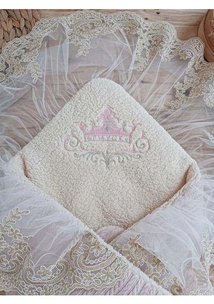 Yenidoğan Kuzulu Taç Nakış Güpürlü Fiyonklu Duvaklı Prizma Taş Unisex Kundak Bebek Battaniyesi Pembe