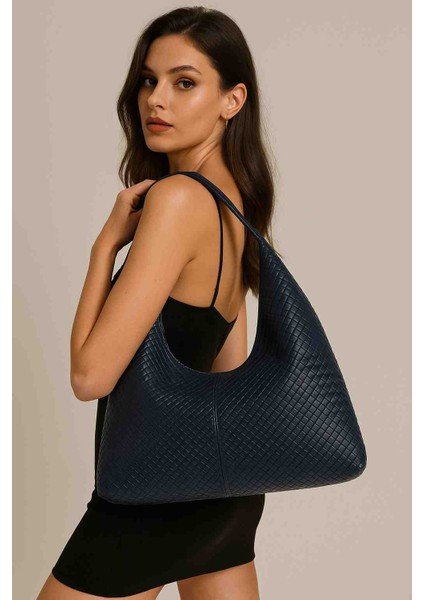 Siyah Suni Deri Örgü Desenli Omuz Çantası – Şık ve Zarif Tasarım