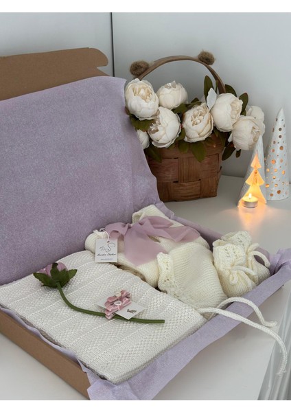 Hoşgeldin Bebek Yenidoğan Hediye Kutusu Triko Örgü Battaniye Kıyafet Takımı Seti Ekru Fiyonklu