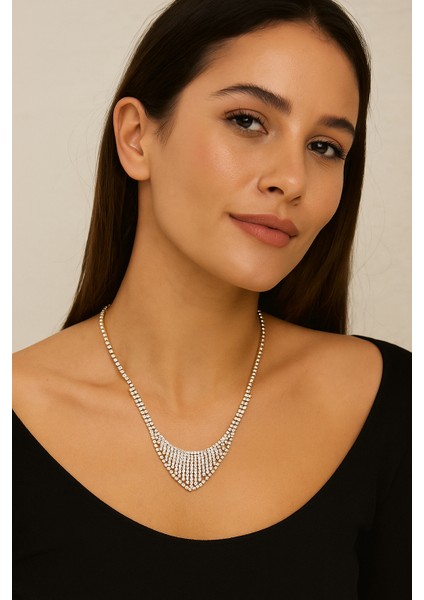 Altın Rengi Taşlı Kolye - V Şekilli Parlak Kristal Detaylı Choker Model Kadın Takı