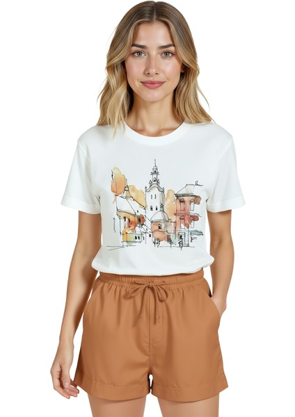 Kadın Beyaz Relaxed Fit %100 Pamuk Tişört – Suluboya Sokak ve Kule Baskılı